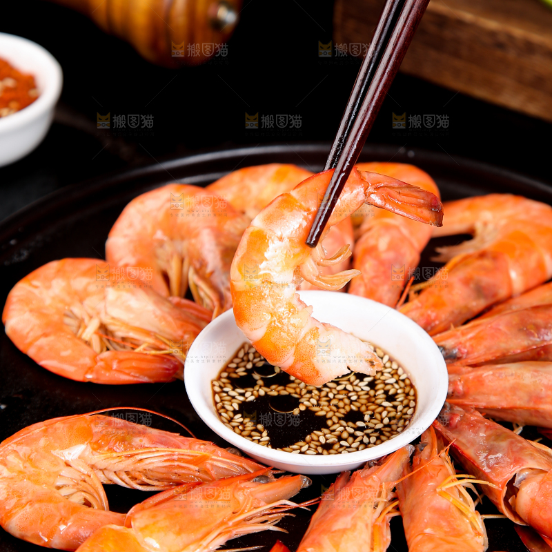 筷子上夹着白灼对虾