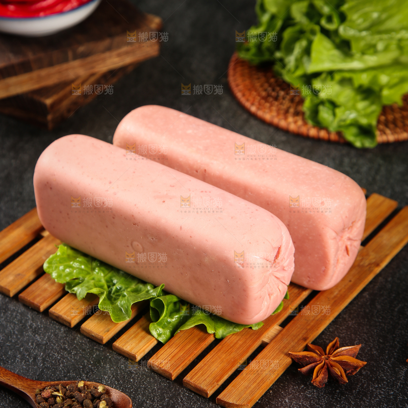 木板上放着火腿肠