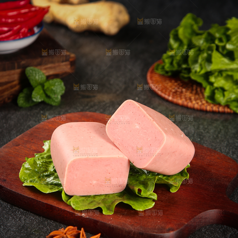木板上放着切开的午餐肉