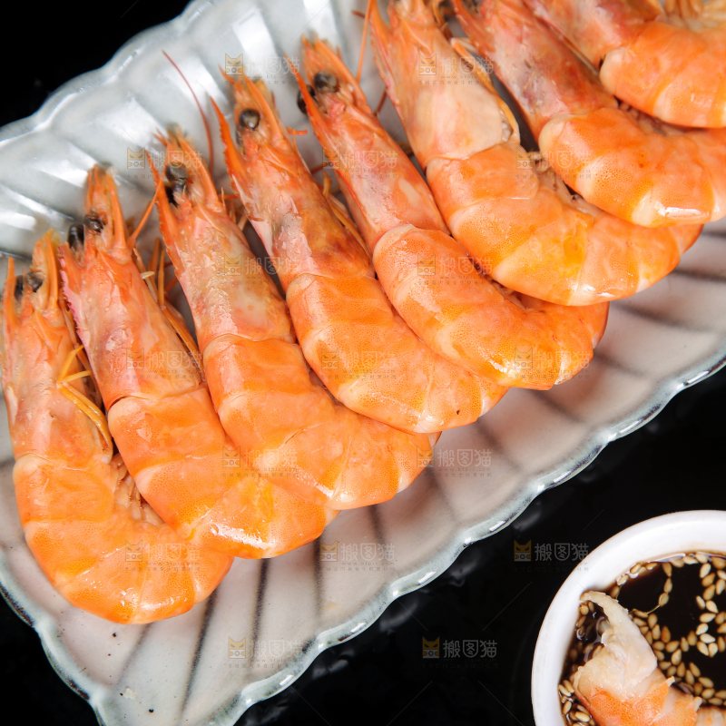 盘子里装着白灼大虾