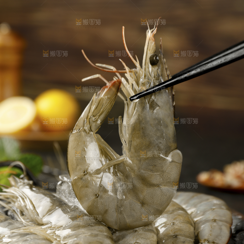 筷子上夹着大虾