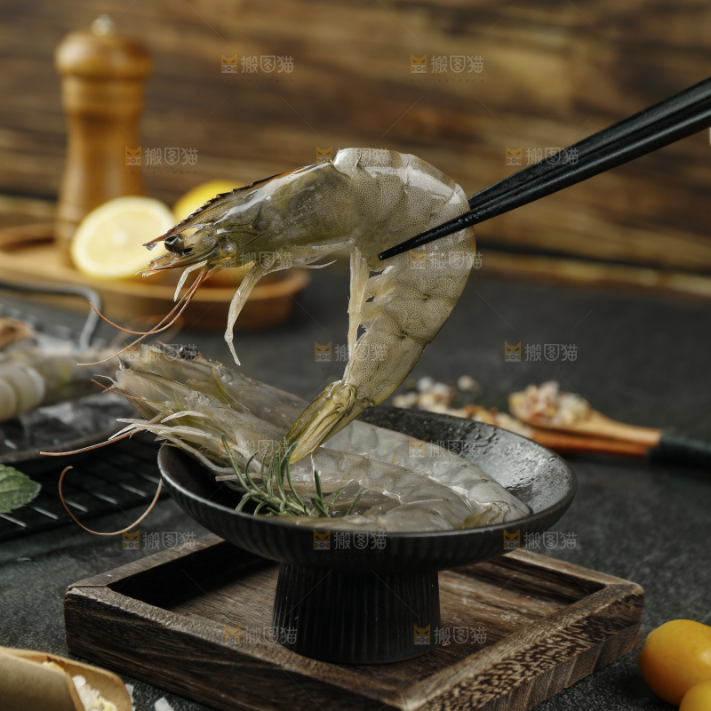 筷子上夹着大虾