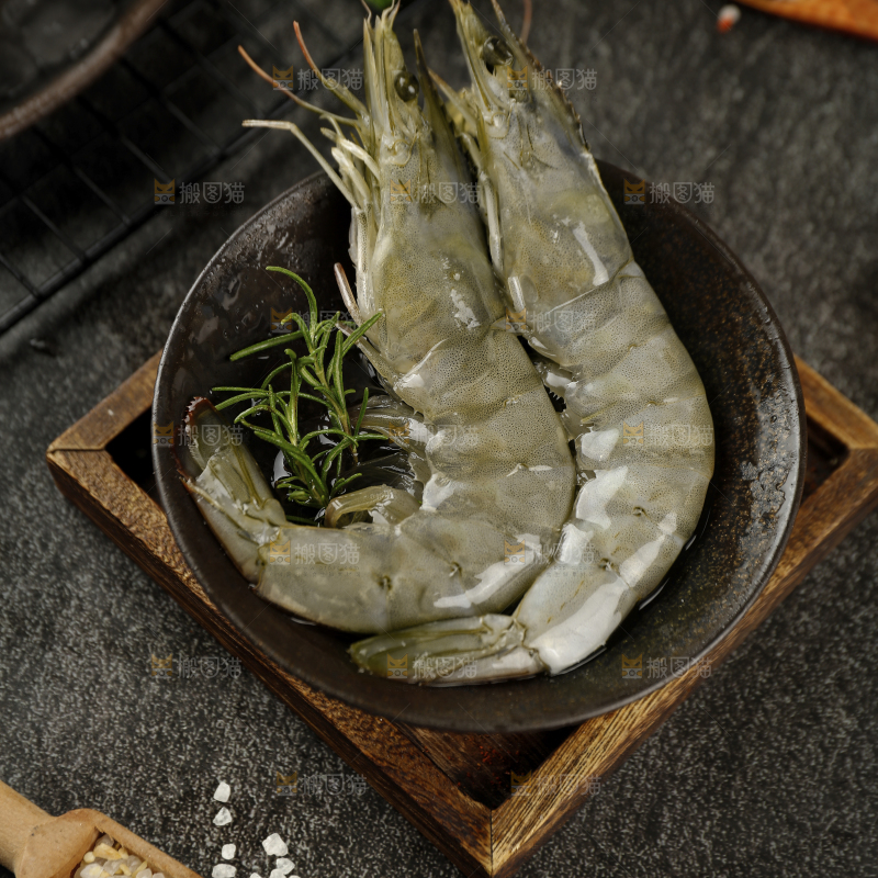 盘子里放着大虾