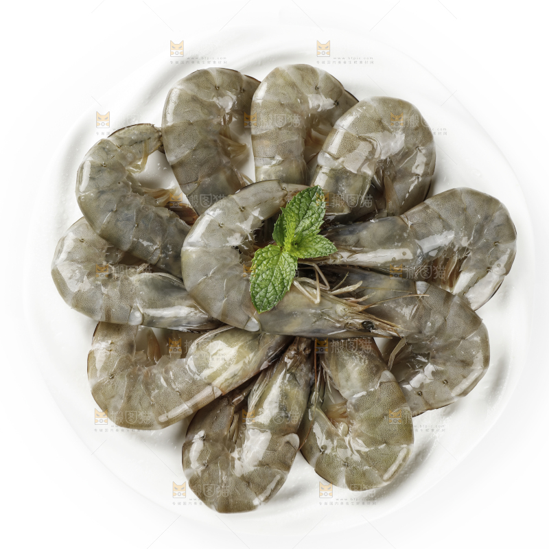 白底上放着一盘大虾