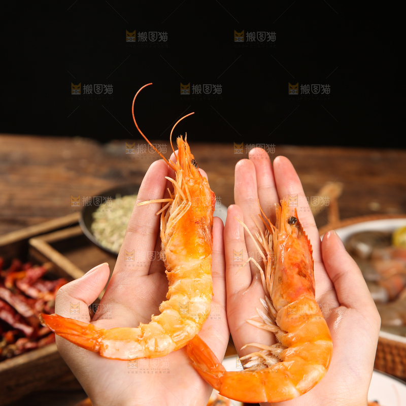 手里拿着白灼大虾