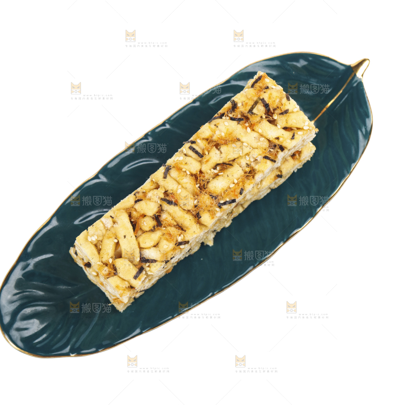 白底上放着一盘沙琪玛
