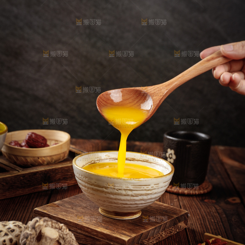 勺子上舀着金汤佛跳墙