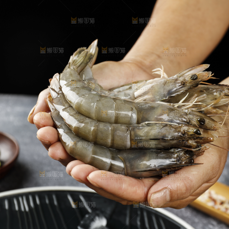 手上捧着青岛大虾