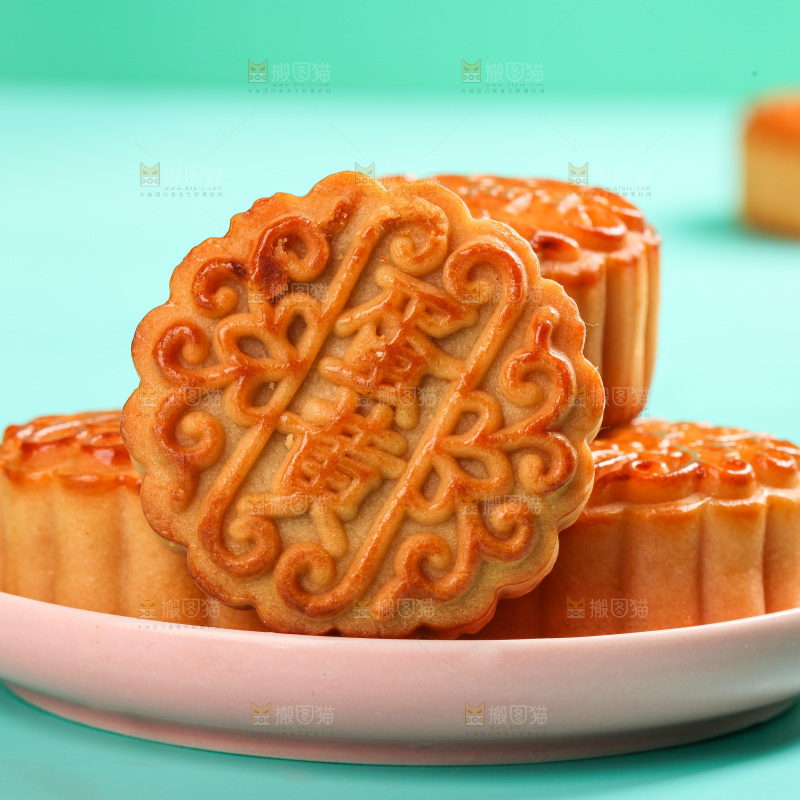 盘子里的蛋黄月饼