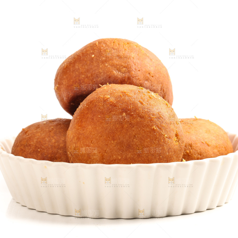 白底上盘子里的火腿月饼