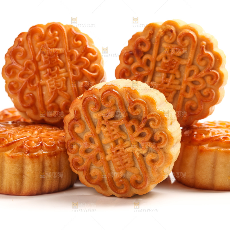 白底上摆放的蛋黄月饼