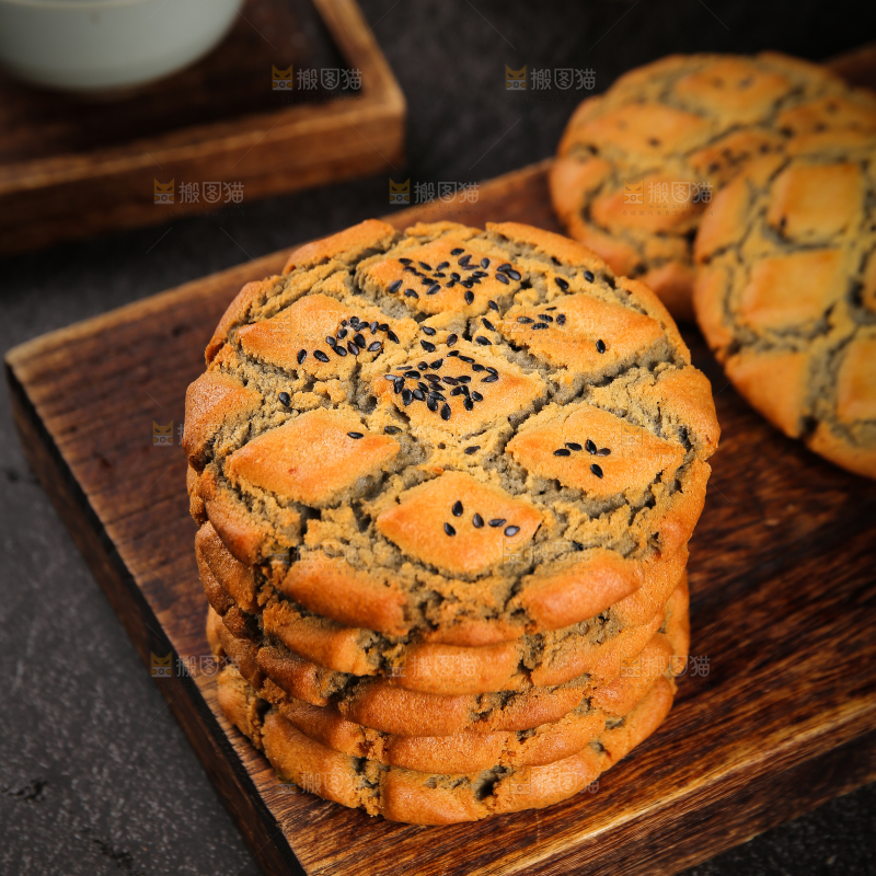 木板上的铁棍山药桃酥