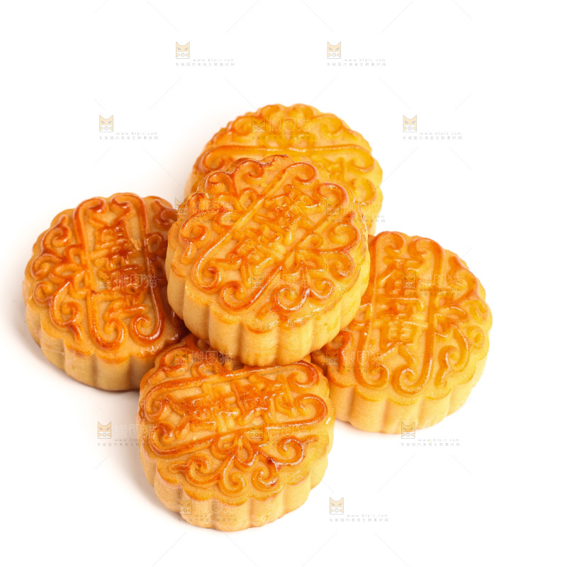白底上摆放的蛋黄月饼