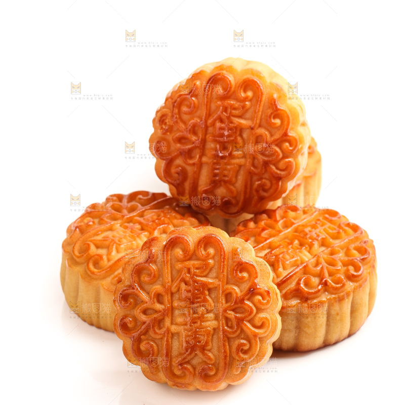 白底上摆放的蛋黄月饼