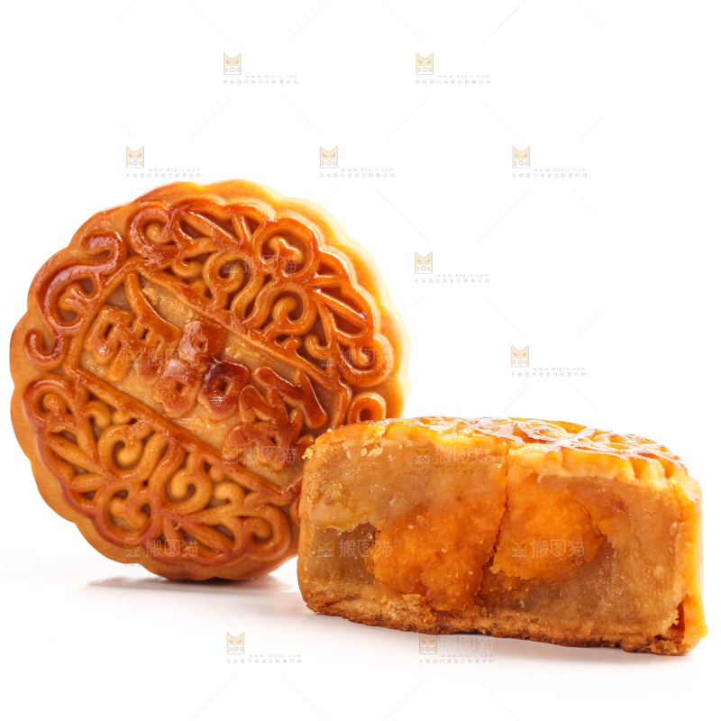 白底上切开的蛋黄月饼
