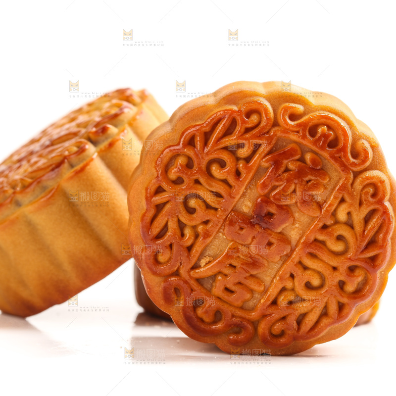 白底上的广式蛋黄月饼