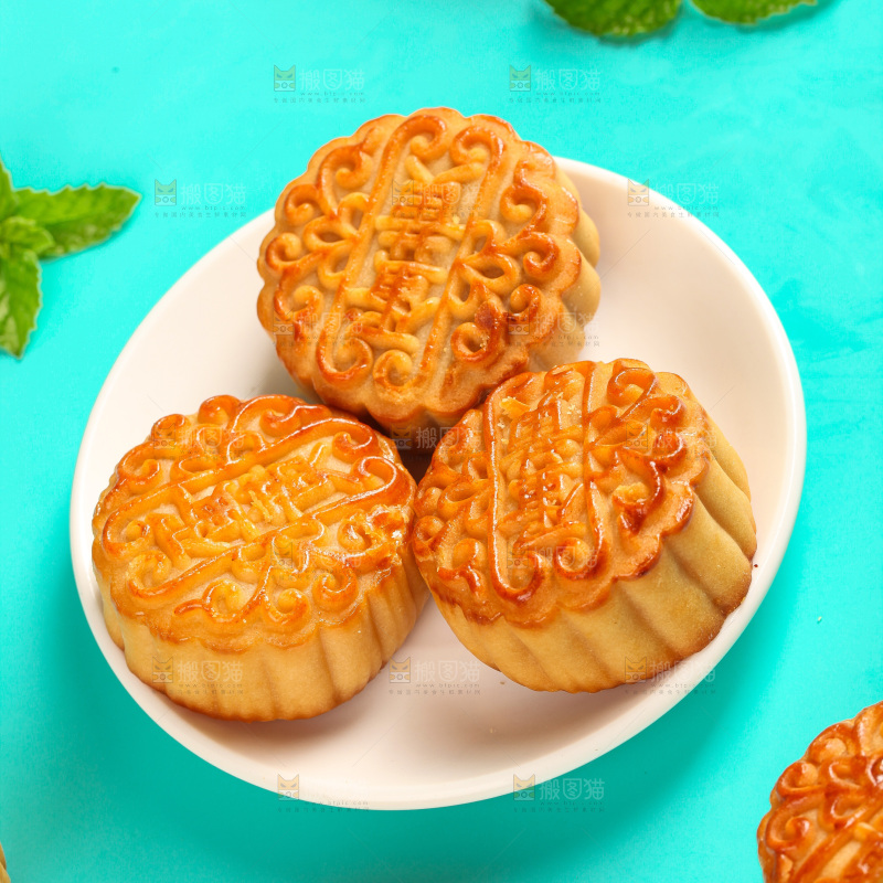 盘子里的蛋黄月饼