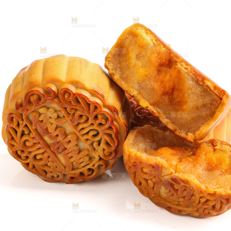 白底上切开的蛋黄月饼