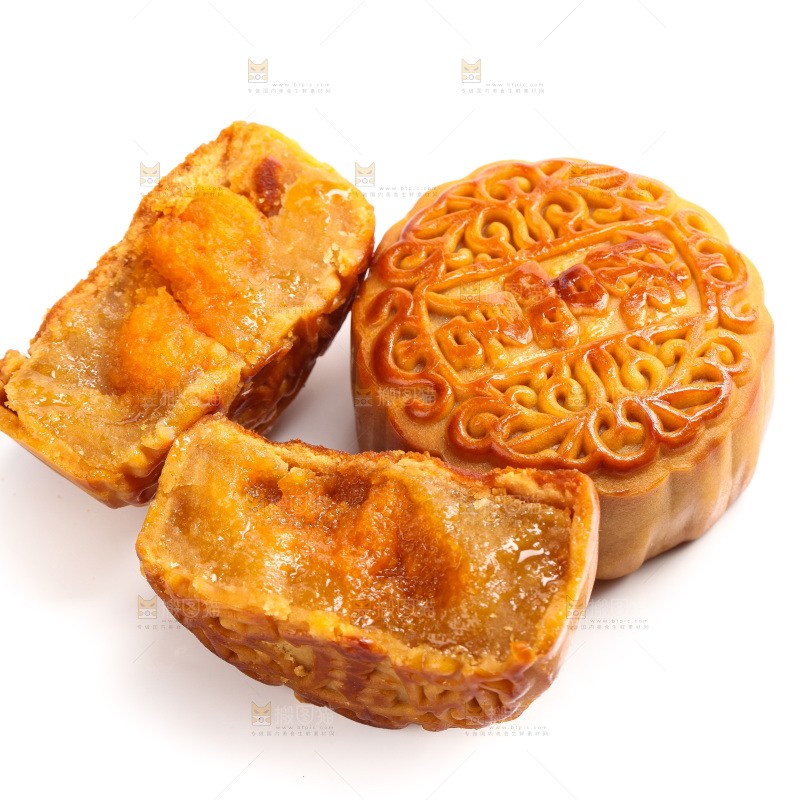 白底上切开的蛋黄月饼