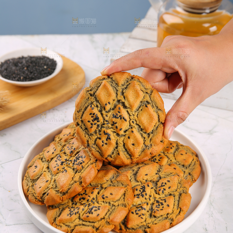 手拿着芝麻夹心桃酥
