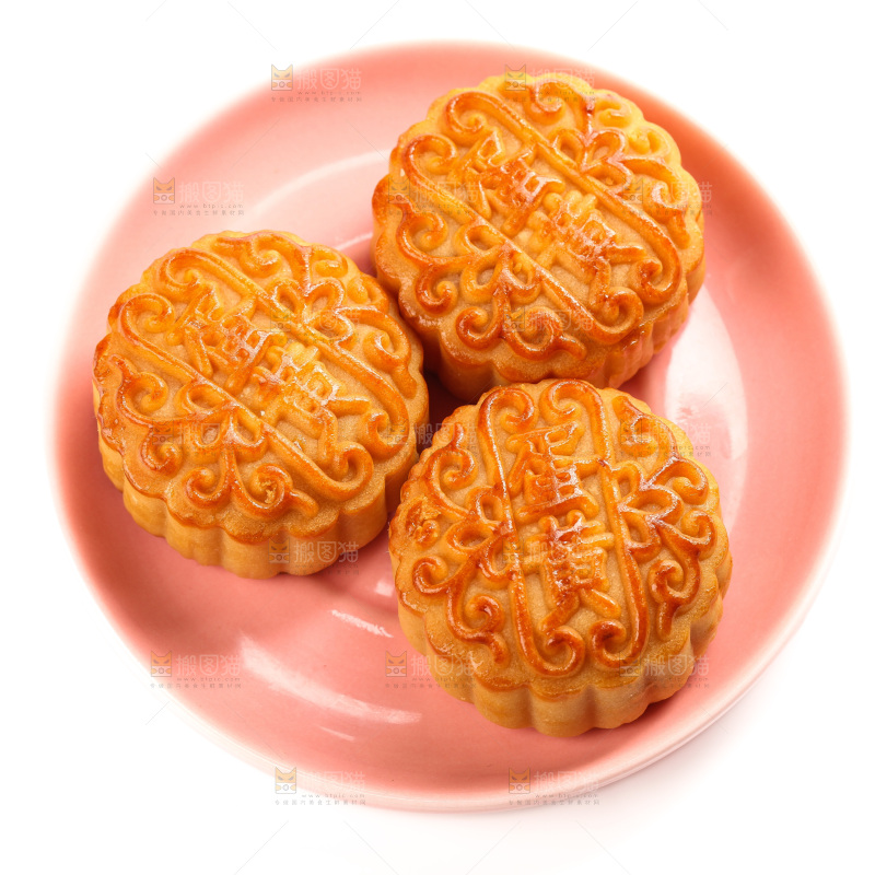 白底上盘子里的蛋黄月饼