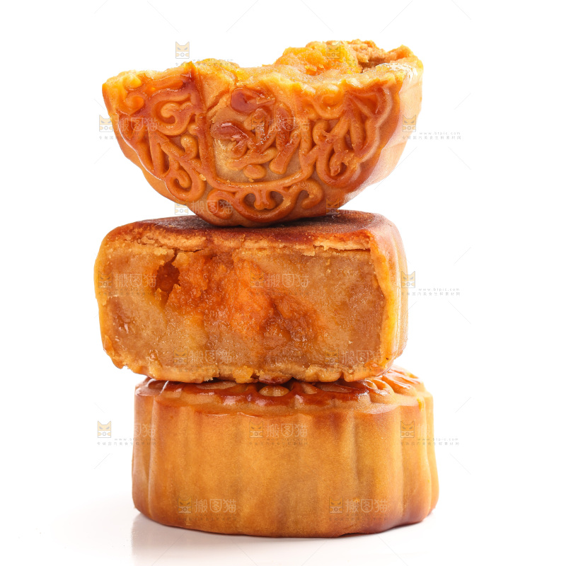 白底上切开的蛋黄月饼