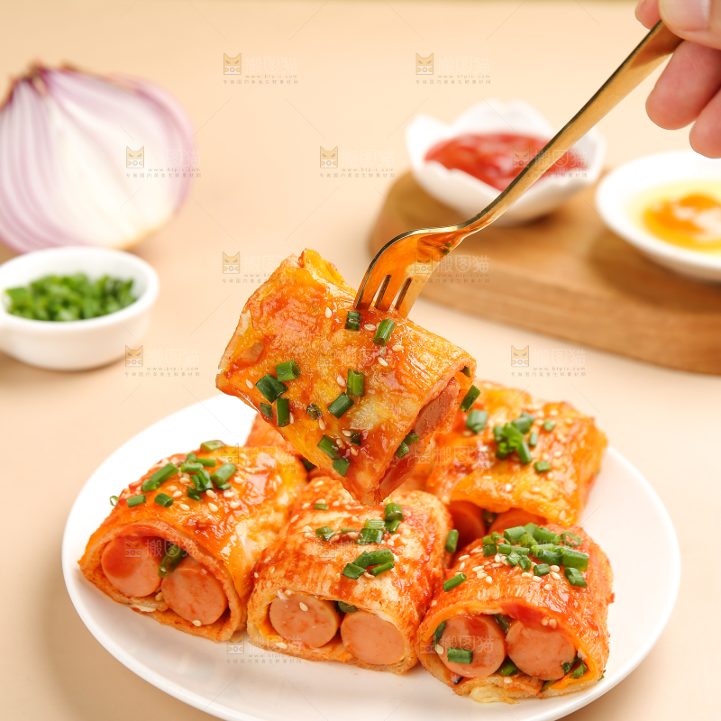 叉子上插着冷面卷