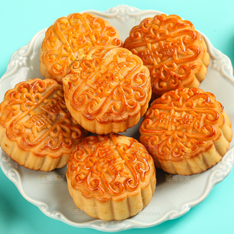 盘子里的蛋黄月饼