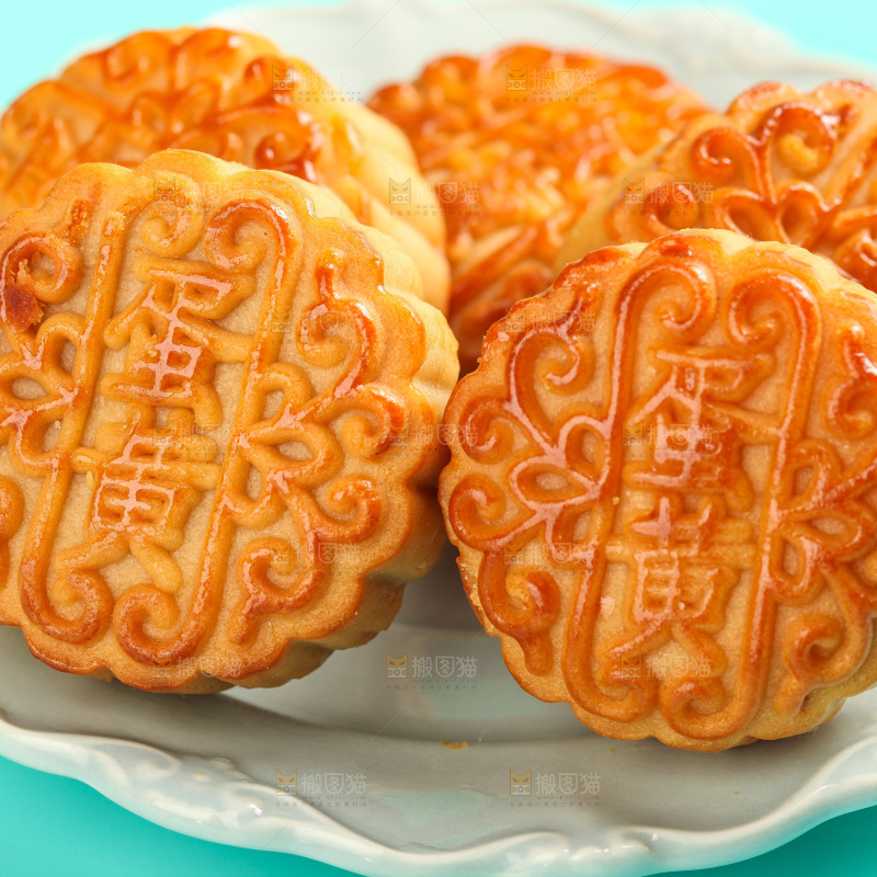盘子里的蛋黄月饼