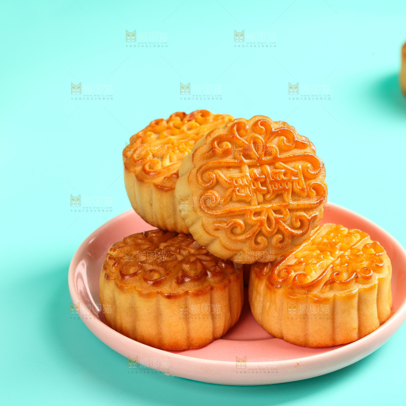 盘子里的蛋黄月饼