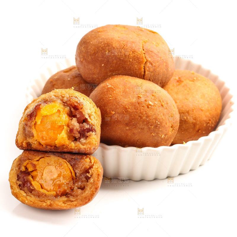白底盘子里的火腿蛋黄月饼