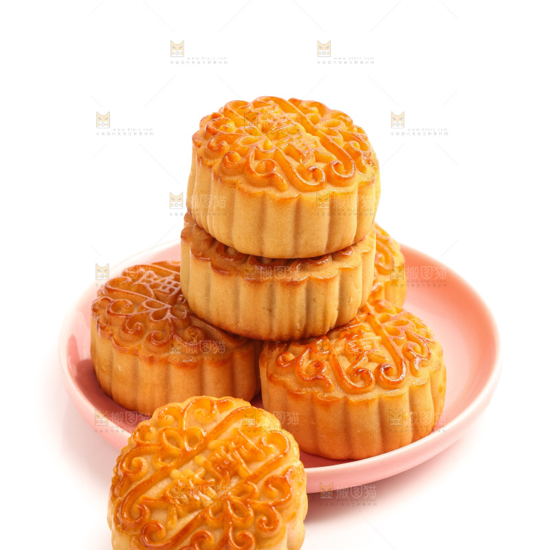 白底上盘子里的蛋黄月饼