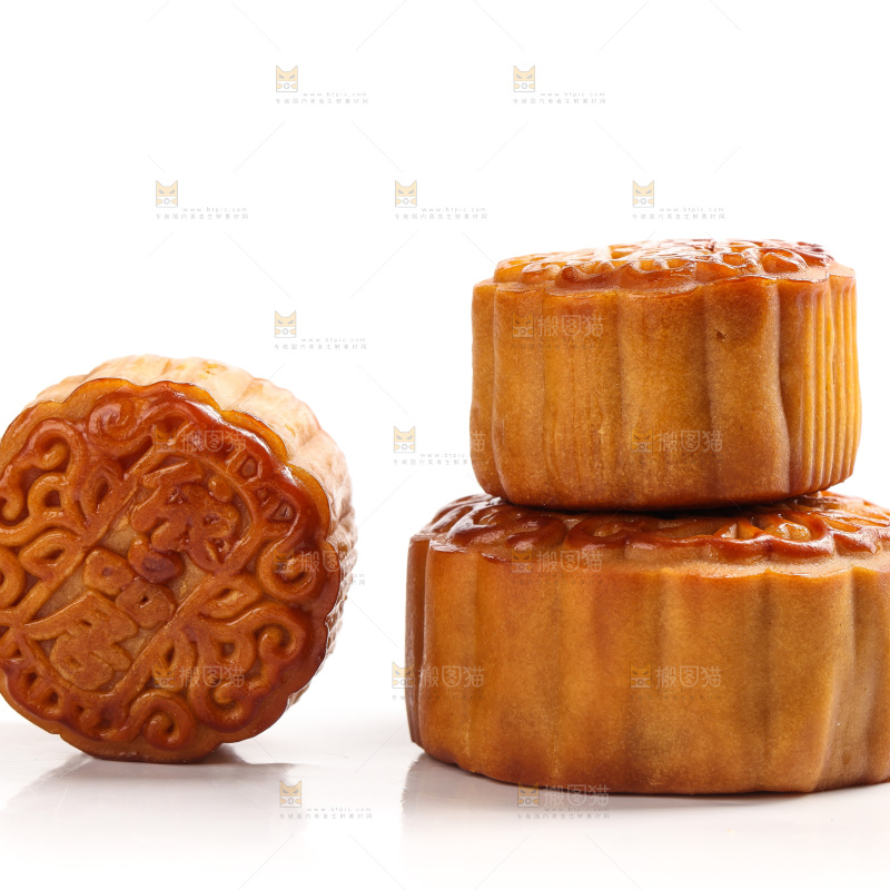 白底上放着的蛋黄月饼