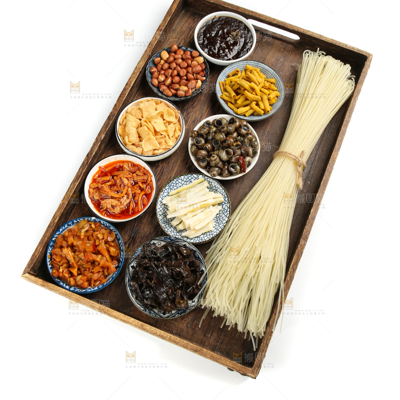 木盘上放着的螺蛳粉食材