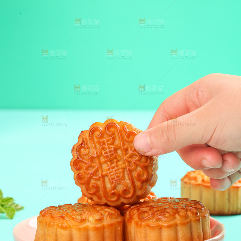 手拿着蛋黄月饼