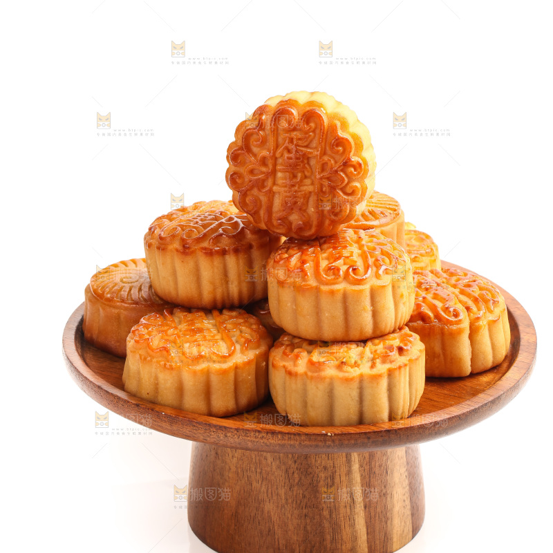 白底上的一盘蛋黄月饼