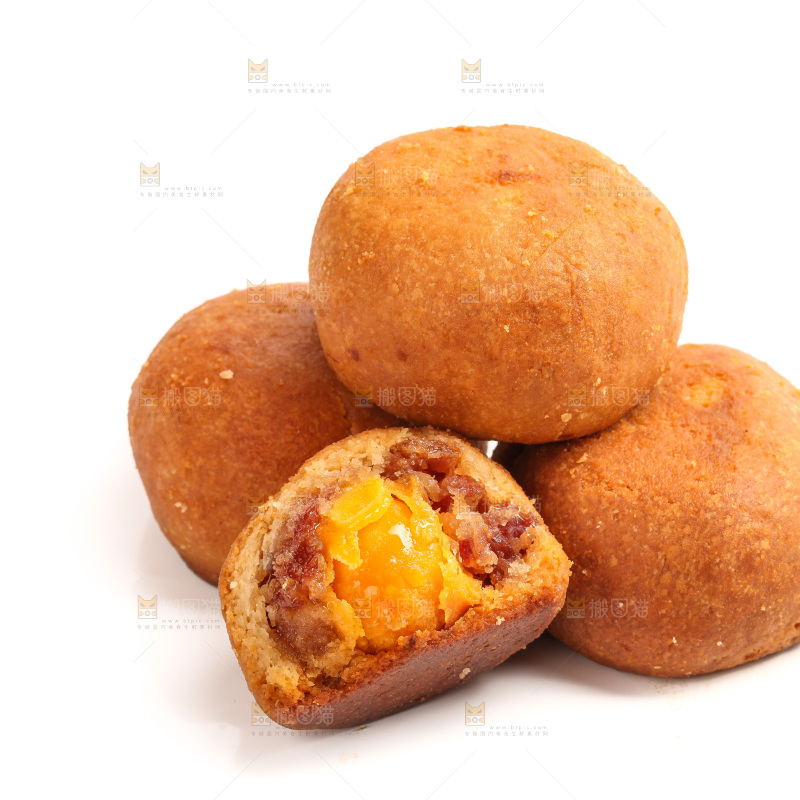 白底上的火腿蛋黄月饼