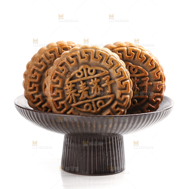 白底上的一盘荞麦苏子月饼