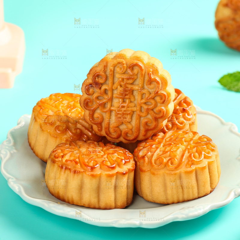 盘子里的蛋黄月饼