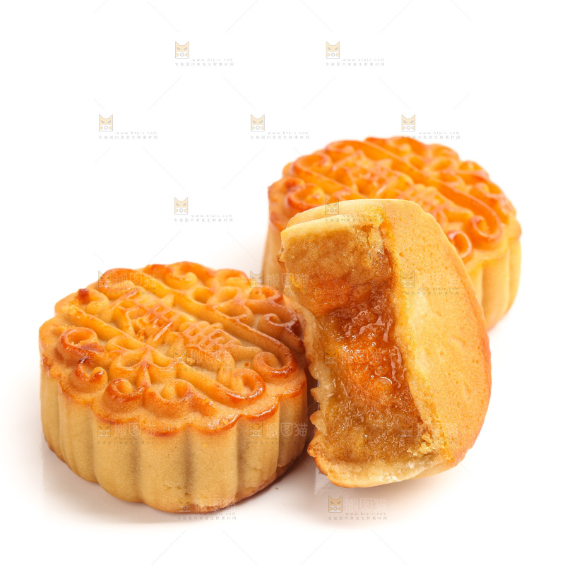 白底上切开的蛋黄月饼