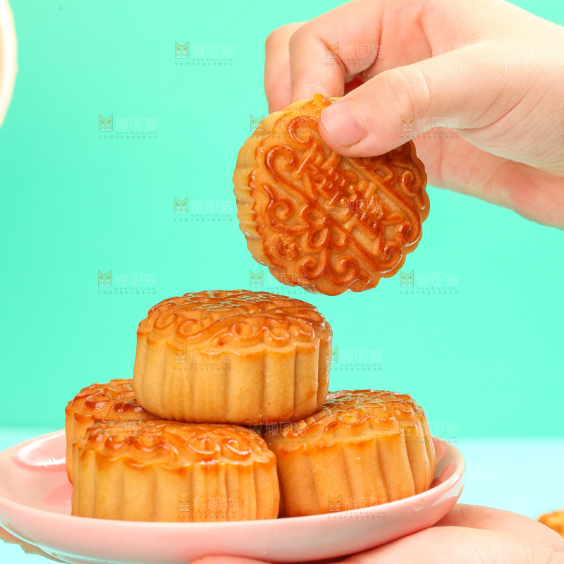 手捧着一盘蛋黄月饼