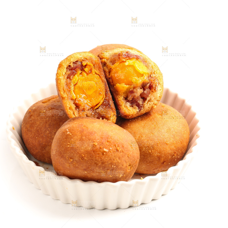 白底盘子里的火腿蛋黄月饼