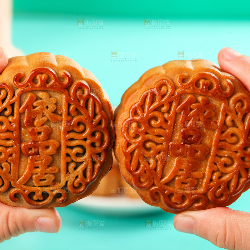 手上拿着蛋黄豆沙月饼