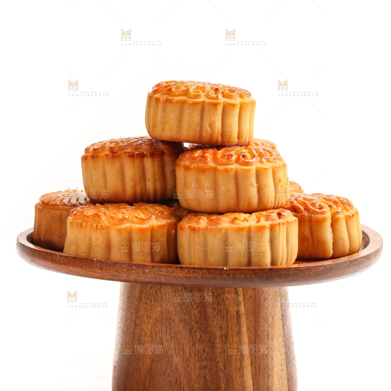 白底上盘子里的蛋黄月饼
