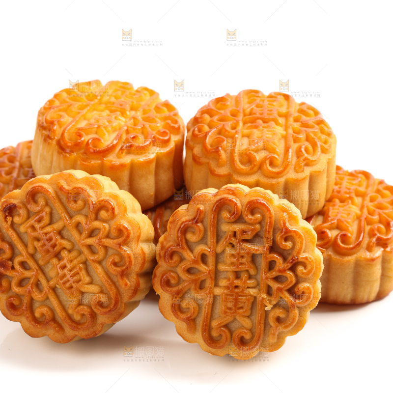 白底上摆放的蛋黄月饼