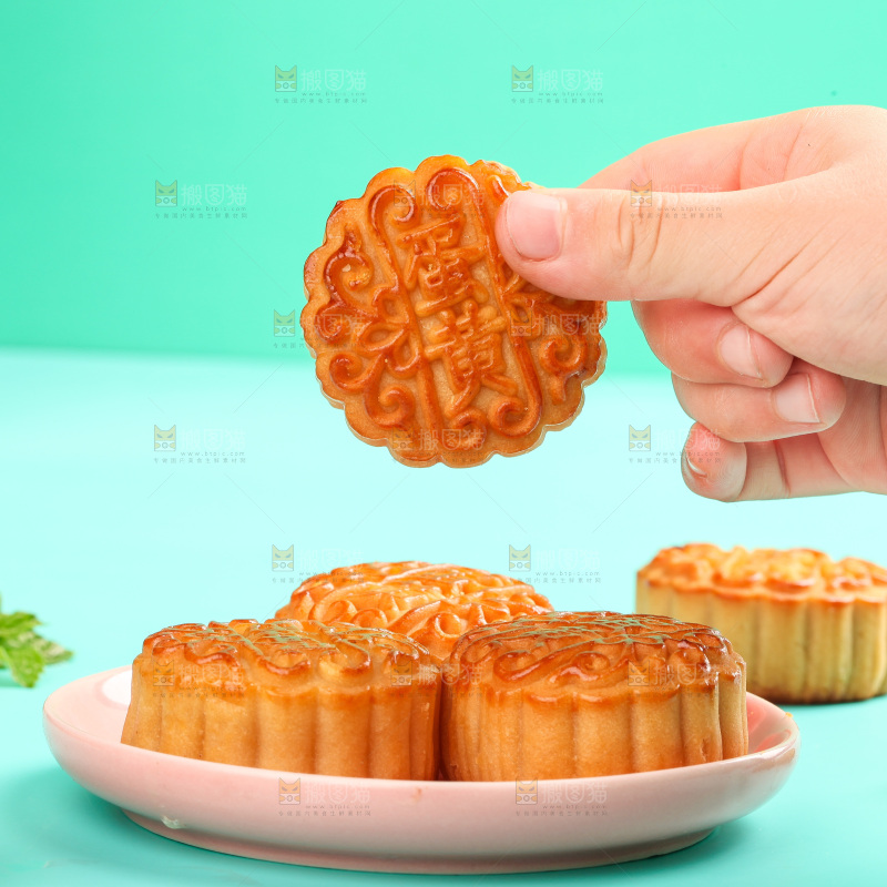 手拿着蛋黄月饼
