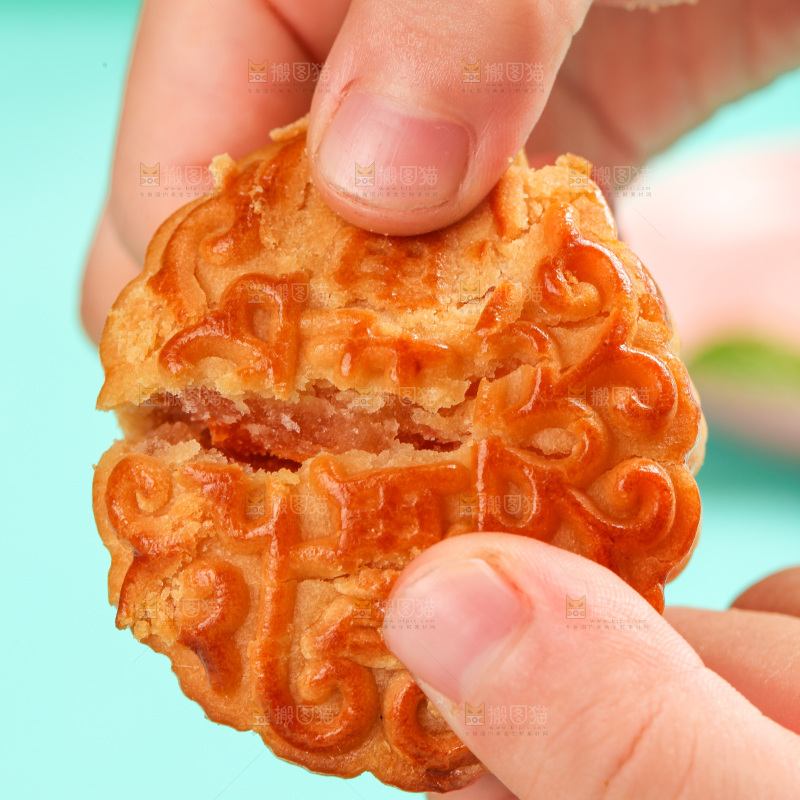 手拿着掰开的蛋黄月饼