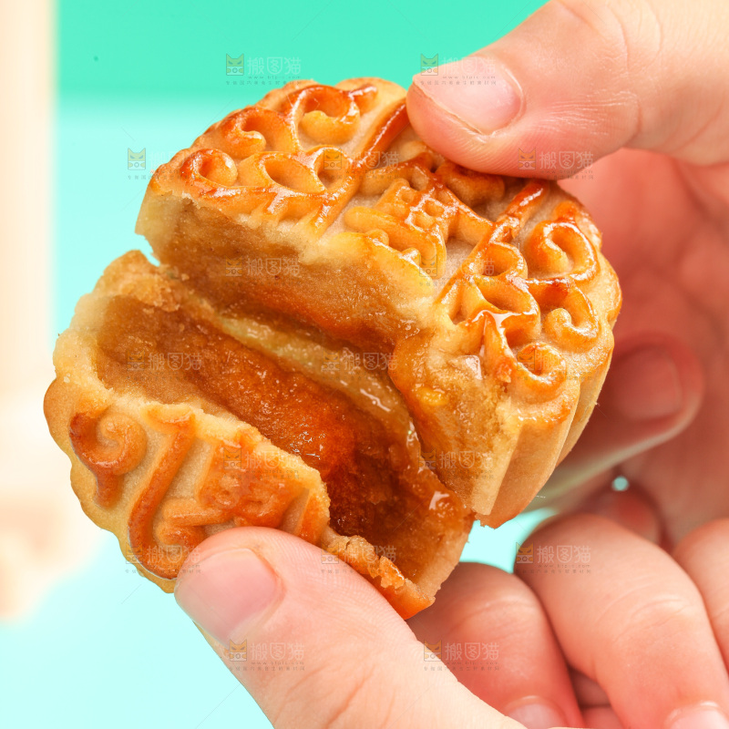 手拿着掰开的蛋黄月饼