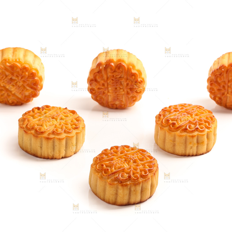 白底上的广式蛋黄月饼