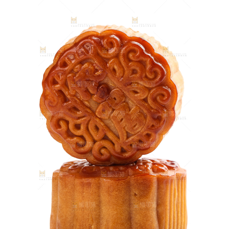 白底上放着的蛋黄月饼